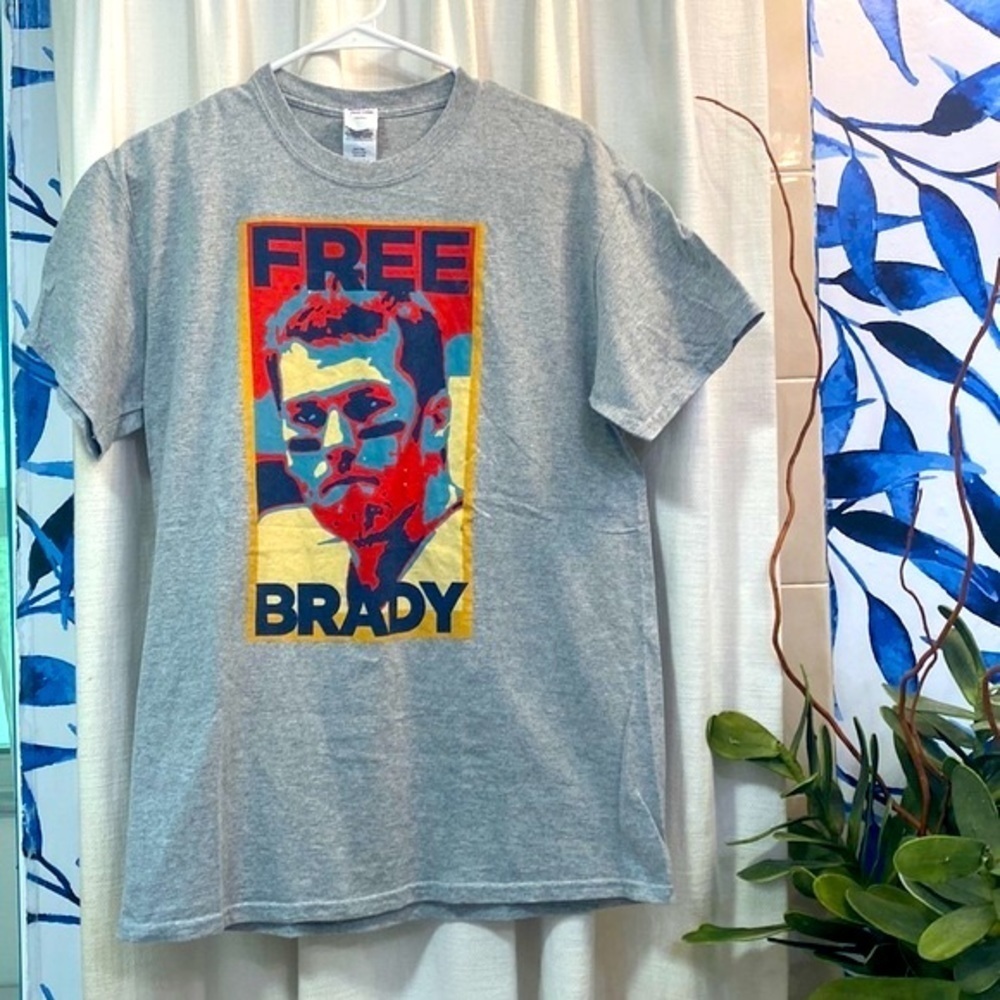 Mens Gildan Cotton Free Brady Short Sleeve T-Shirt Size Medium
